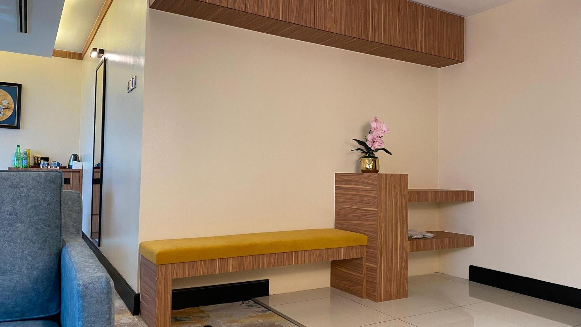 Premiere Executive Suite Complimentary Preferred